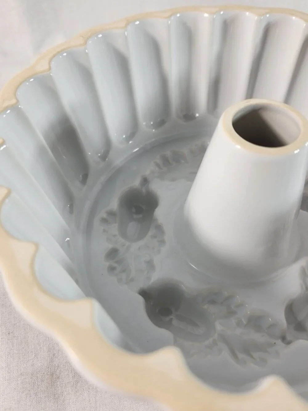 Williams Sonoma White Ceramic Acorn Cranberry Mold Pan Very Good Cond. Fast Ship